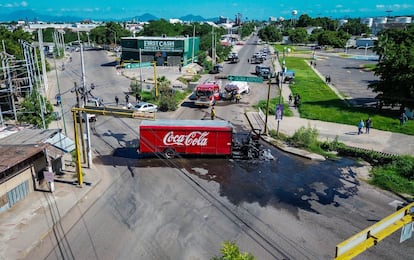 El presidente López Obrador dijo que los medios "magnifican" lo que sucede actualmente en Culiacán, “estamos con presencia suficiente para garantizar la paz, la tranquilidad”, dijo. En la imagen, un vehículo que reparte bebidas gasificadas fue incendiado, bloqueando una avenida de Culiacán, el miércoles por la mañana.