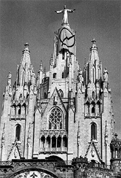 Pancarta con el símbolo del movimiento <i>okupa</i> colgada en el Templo del Tibidabo, ayer.