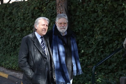 Diego López Garrido y Joaquín Estefanía acuden a la capilla ardiente de Antonio Fraguas.