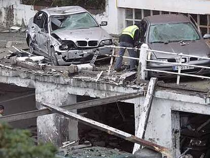 Coches reventados por la explosión.