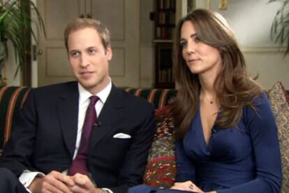 El príncipe Guillermo y su novia, Kate Middleton, durante la entrevista en la cadena ITN donde anunciaron su enlace.