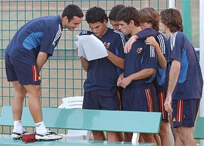 Los jugadores de la selección española leen ayer un artículo sobre ellos.