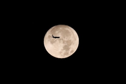 Un avión capturado con la superluna detrás, este 30 de agosto.