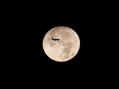 Un avión capturado con la superluna detrás, este 30 de agosto.