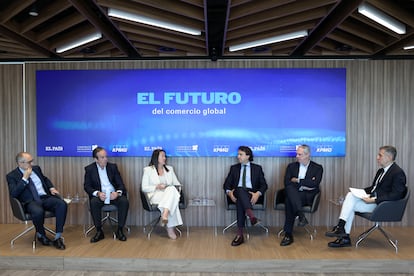 Desde la izquierda, Juan José Blanco, socio del área de Aduanas e Impuestos Especiales de KPMG;  Mauricio García de Quevedo, director general de Federación Española de Industrias de Alimentación y Bebidas (Fiab); Carola Hermoso, directora general de Unión de Empresas Siderúrgicas (Unesid); Pablo Crespo, secretario general de Federación Española de Empresas de Tecnología Sanitaria (Fenin), y Juan Antonio Labat, director general de la Federación Empresarial de la Industria Química Española (Feique), moderado por Carlos de Vega (EL PAÍS). 