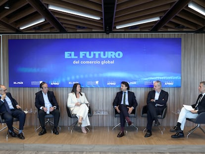 Desde la izquierda, Juan José Blanco, socio del área de Aduanas e Impuestos Especiales de KPMG; Mauricio García de Quevedo, director general de Federación Española de Industrias de Alimentación y Bebidas (Fiab); Carola Hermoso, directora general de Unión de Empresas Siderúrgicas (Unesid); Pablo Crespo, secretario general de Federación Española de Empresas de Tecnología Sanitaria (Fenin), y Juan Antonio Labat, director general de la Federación Empresarial de la Industria Química Española (Feique), moderado por Carlos de Vega (EL PAÍS).