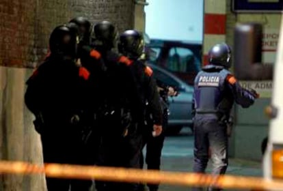 Los Mossos buscan a los autores de los disparos que han herido a dos agentes en la calle Aragón de Barcelona