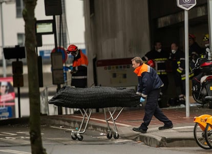 Un trabajador de emergencias retira el cadáver de una de las víctimas del atentado en la estación de metro de Maalbeek en Bruselas (Bélgica), el 23 de marzo de 2016.