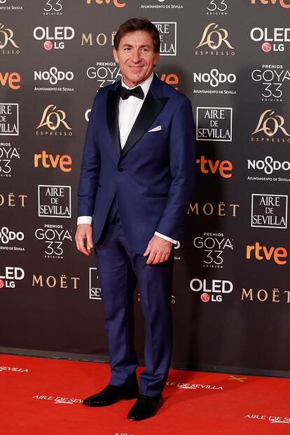 Antonio de la Torre, ganador del Goya a mejor actor protagonista por su trabajo en El Reino, con esmoquin de Toque de Sastre.