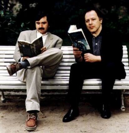 Los escritores Antonio Mu&ntilde;oz Molina, a la izquierda, y Javier Mar&iacute;as, fotografiados en el museo Reina Sof&iacute;a de Madrid en 1997