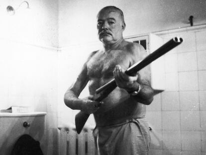 Ernest Hemingway con una escopeta, en una imagen de los años cincuenta.