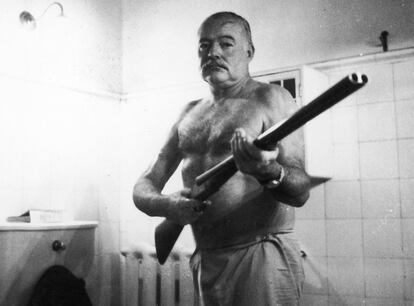 Ernest Hemingway con una escopeta, en una imagen de los años cincuenta.