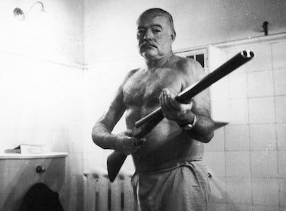 Ernest Hemingway con una escopeta, en una imagen de los años cincuenta.