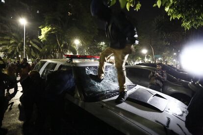 Manifestante depreda viatura da Polícia Militar no centro de São Paulo. 