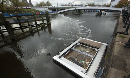 Depósito en el que se acumula el plástico en un canal de Ámsterdam.