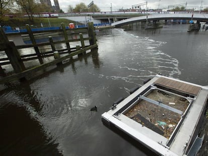 Depósito en el que se acumula el plástico en un canal de Ámsterdam.