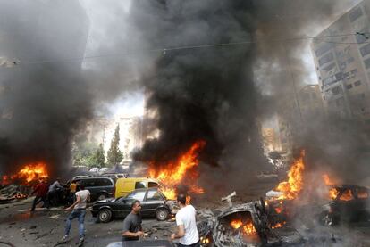 Beirut, Líbano, 9 de julio de 2013. Un coche bomba sacude el bastión de Hezbolá en Beirut. La potente explosión despertó a los vecinos del barrio de Bir el Abed, en pleno Dahiyeh, los suburbios al sur de Beirut controlados por el partido-milicia chií Hezbolá. El estallido, en el aparcamiento de una zona comercial, causó al menos 53 heridos por metralla y cristales reventados. La mayoría fueron dados de alta con heridas leves. El ataque constituía el segundo golpe directo a Hezbolá desde que su líder confirmase la participación abierta de sus milicianos en la guerra siria.