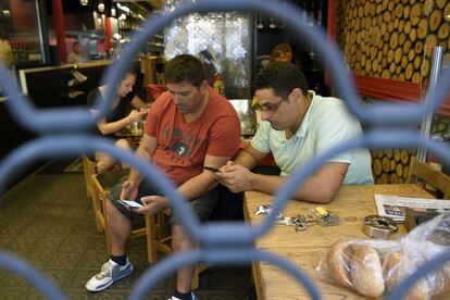 Varias personas siguen en Barcelona a trav&eacute;s del m&oacute;vil el atentado de La Ramblas.