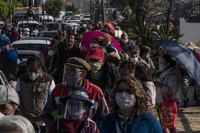 Los alrededores del Multideportivo de las Américas de Ecatepec eran un hervidero de gente desde primera hora de la mañana. Algunos incluso habían pasado toda la noche haciendo fila para conseguir la codiciada vacuna.