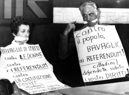 Emma Bonino y Marco Panella protestan contra las restricciones en la campaña para un referéndum en 1978.