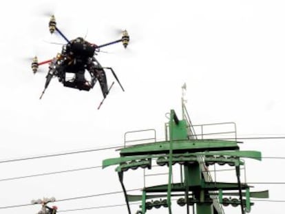 Un dron en maniobra de rescate de altura en Madrid. 