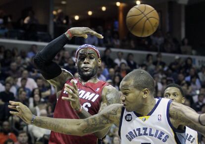 LeBron James, de los Heat de Miami, pasa el bal&oacute;n ante Marreese Speights, de los Grizzlies de Memphis.