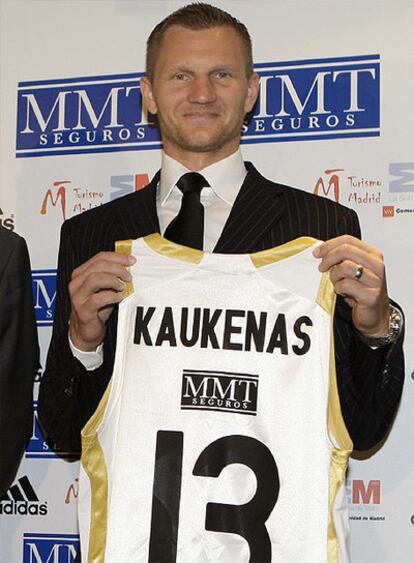 Rimantas Kaukenas sostiene la camiseta del Real Madrid durante su presentación.