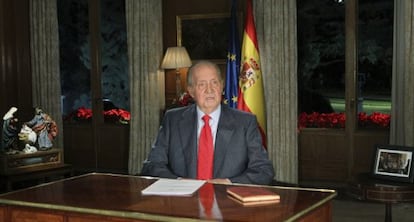 El rey Juan Carlos durante la emisi&oacute;n del mensaje de Nochebuena.