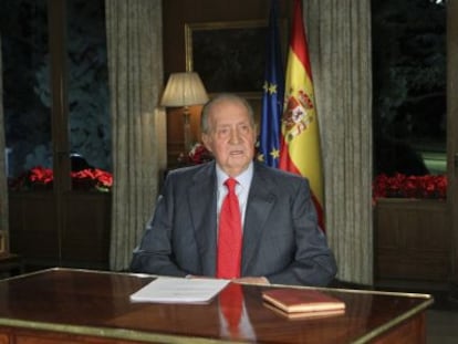 El rey Juan Carlos durante la emisi&oacute;n del mensaje de Nochebuena.