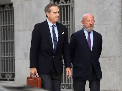 El expresidente del Banco Popular Emilio Saracho (derecha), a su llegada a la Audiencia Nacional para comparecer como investigado.