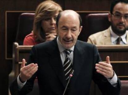 El líder de la oposición, el socialista Alfredo Pérez Rubalcaba, durante su intervención en la sesión de control al Gobierno en el Congreso.