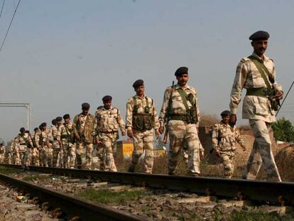 Soldados indios revisan el estado de las vías de ferrocarril en la localidad de Dewana, provincia de Haryana, a unos 90 kilómetros al norte de Nueva Delhi.