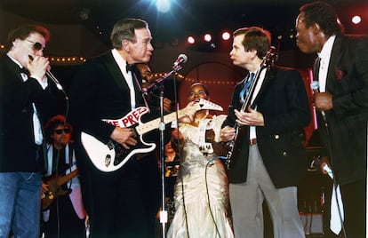 El presidente de EE UU, George Bush, a la izquierda, y Lee Atwater, presidente del Comité Nacional Republicano, acompañan a una banda durante un concierto de 'rhythm and blues' en Washington, el 21 de enero de 1989 durante los festejos de la investidura. 