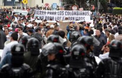 El sector agrario colombiano realiza una protesta pacífica, vigilados por la Policía este martes 3 de diciembre de 2013, en Bogotá (Colombia), para reclamar que el Gobierno cumpla los acuerdos con los que en septiembre pasado cesaron las huelgas y bloqueos campesinos que paralizaron el país.