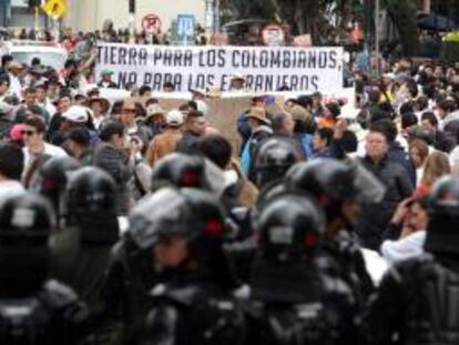 El sector agrario colombiano realiza una protesta pacífica, vigilados por la Policía este martes 3 de diciembre de 2013, en Bogotá (Colombia), para reclamar que el Gobierno cumpla los acuerdos con los que en septiembre pasado cesaron las huelgas y bloqueos campesinos que paralizaron el país.