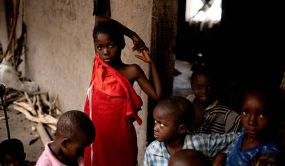 Una niña de 10 años vive con otros menores en un edificio abandonado en el campo de Abagana (este de Nigeria), que es usado como refugio por quienes huyen dela violencia.