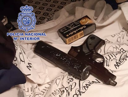 La pistola y el silenciador requisados a los sicarios.