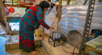 Fatima, una refugiada siria en Líbano, pasa la mayoría de su tiempo cocinando o lavando ropa en la cocina. 