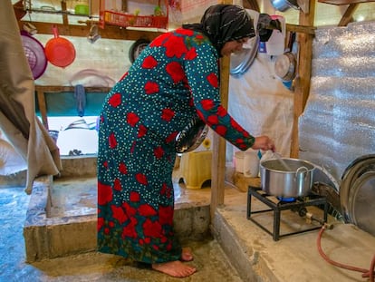 Fatima, una refugiada siria en Líbano, pasa la mayoría de su tiempo cocinando o lavando ropa en la cocina. 