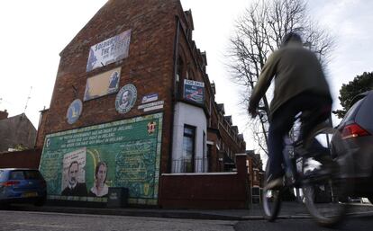 Un ciclista camina frente a un mural del área nacionalista entre las calles Fall Road y James Connolly. Este último fue un líder republicano irlandés, ejecutado en Dublín en 1916 por las fuerzas británicas.