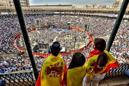 Simpatizantes del PP, en la plaza de toros de Valencia. 