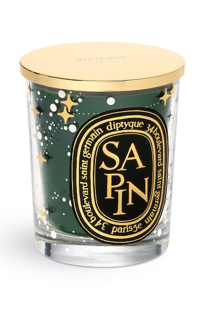 La fragancia de pino, Sapin, es una de las más emblemáticas de Diptyque, dentro de su línea de productos para perfumar la casa. Esta Navidad se engalana con una vela de edición limitada, con una tapa dorada.
