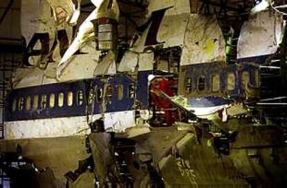 Un investigador examina hace cuatro años los restos reconstruidos del avión derribado en 1988.