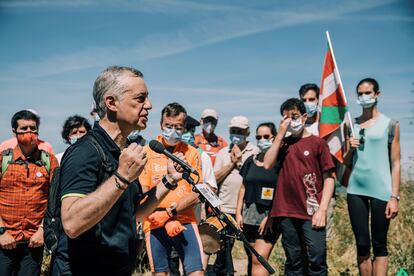 El lehendakari y candidato a la reelección, Íñigo Urkullu, participa este domingo en un acto electoral en la cima del monte Zaldiaran, en Vitoria.