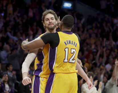 Gasol y Howard celebran una canasta del pívot español.