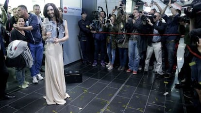 Conchita Wurst, a su llegada a Viena tras ganar Eurovisi&oacute;n.