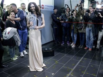 Conchita Wurst, a su llegada a Viena tras ganar Eurovisi&oacute;n.