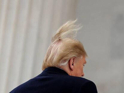 O presidente Donald Trump diante da entrada do Capitólio.