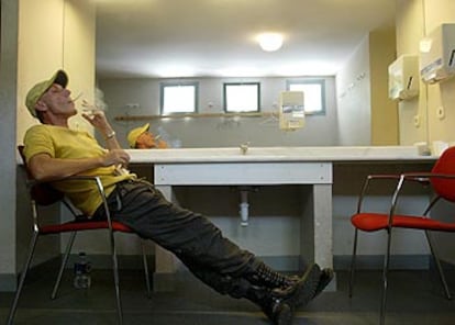 Eusebio Poncela descansa el pasado martes en su camerino antes de un ensayo de <i>Macbeth.</i>