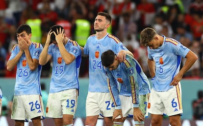 Los jugadores de la selección española se lamentan tras el fallo de Sergio Busquets. 